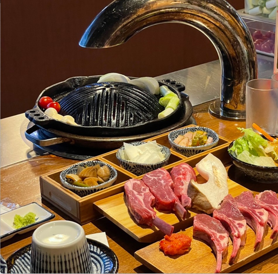 첨단양육점 スタッフがテーブルでラムリブをグリル