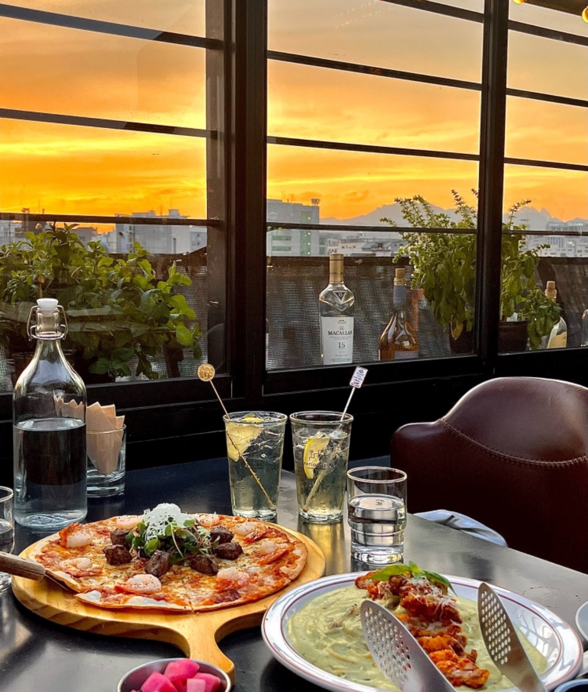 パティオ アルトのルーフトップ、開閉式天井と夜の灯り