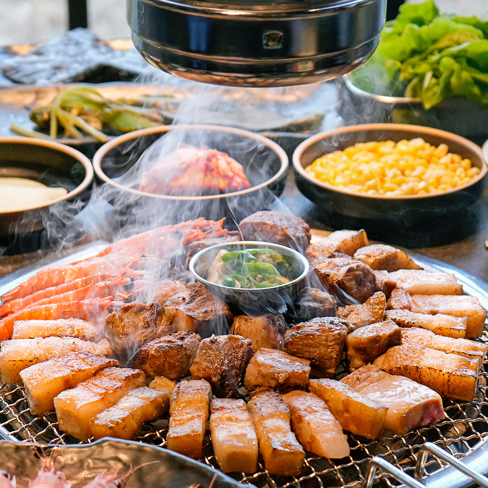 正直中文橡木烟熏济州黑猪肉烤架上