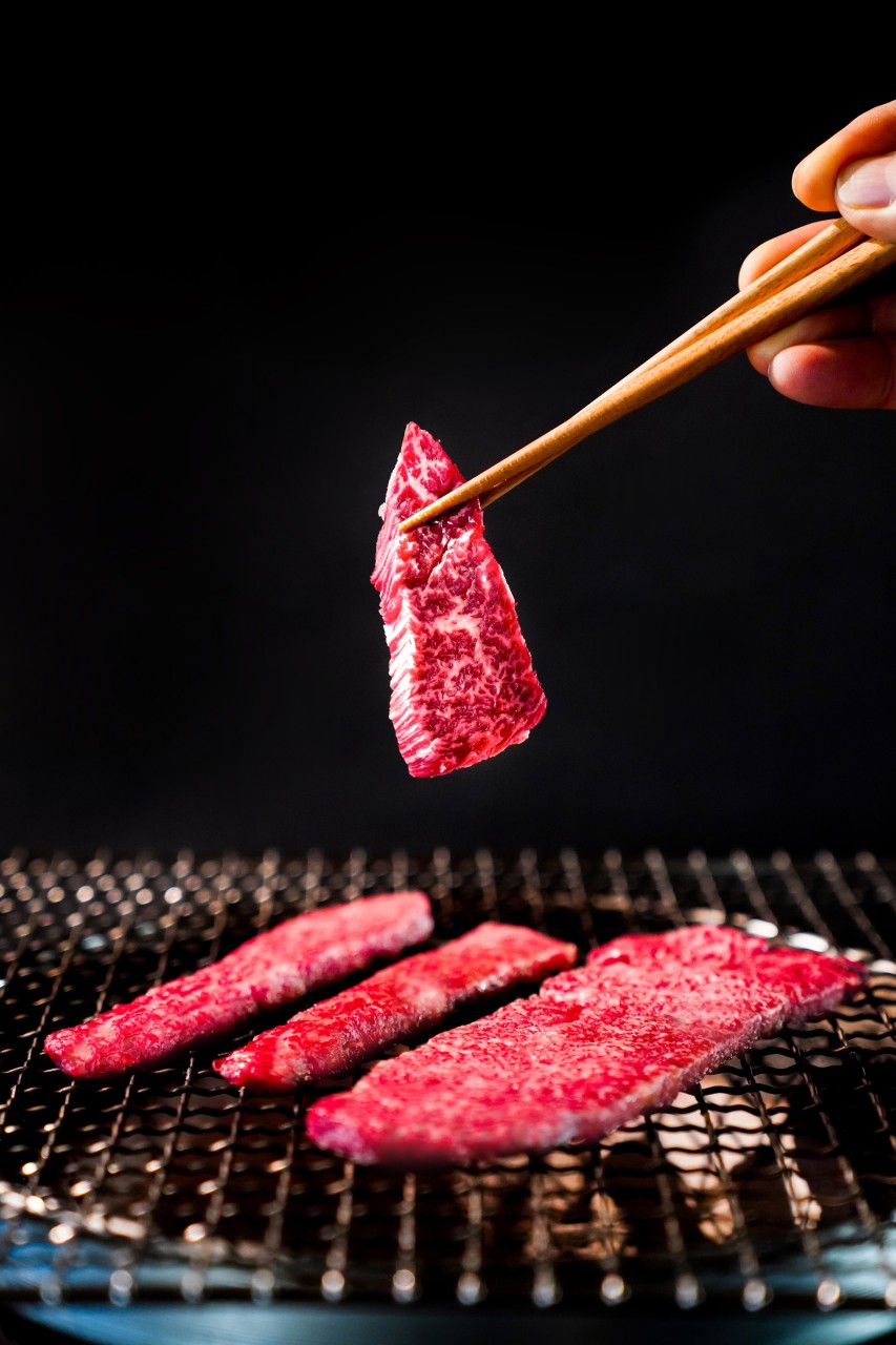 ハヌ・イエッキワ、オーク炭火の韓牛を広大な韓屋空間で焼く