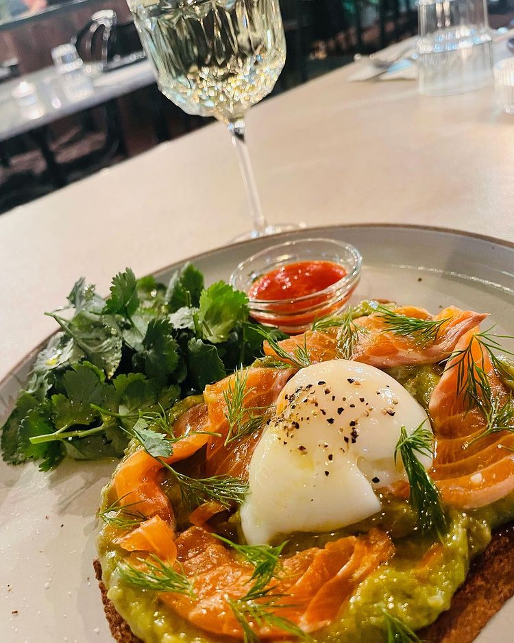 Bella's Garden Seokchon Lake garden-like interior near the lake