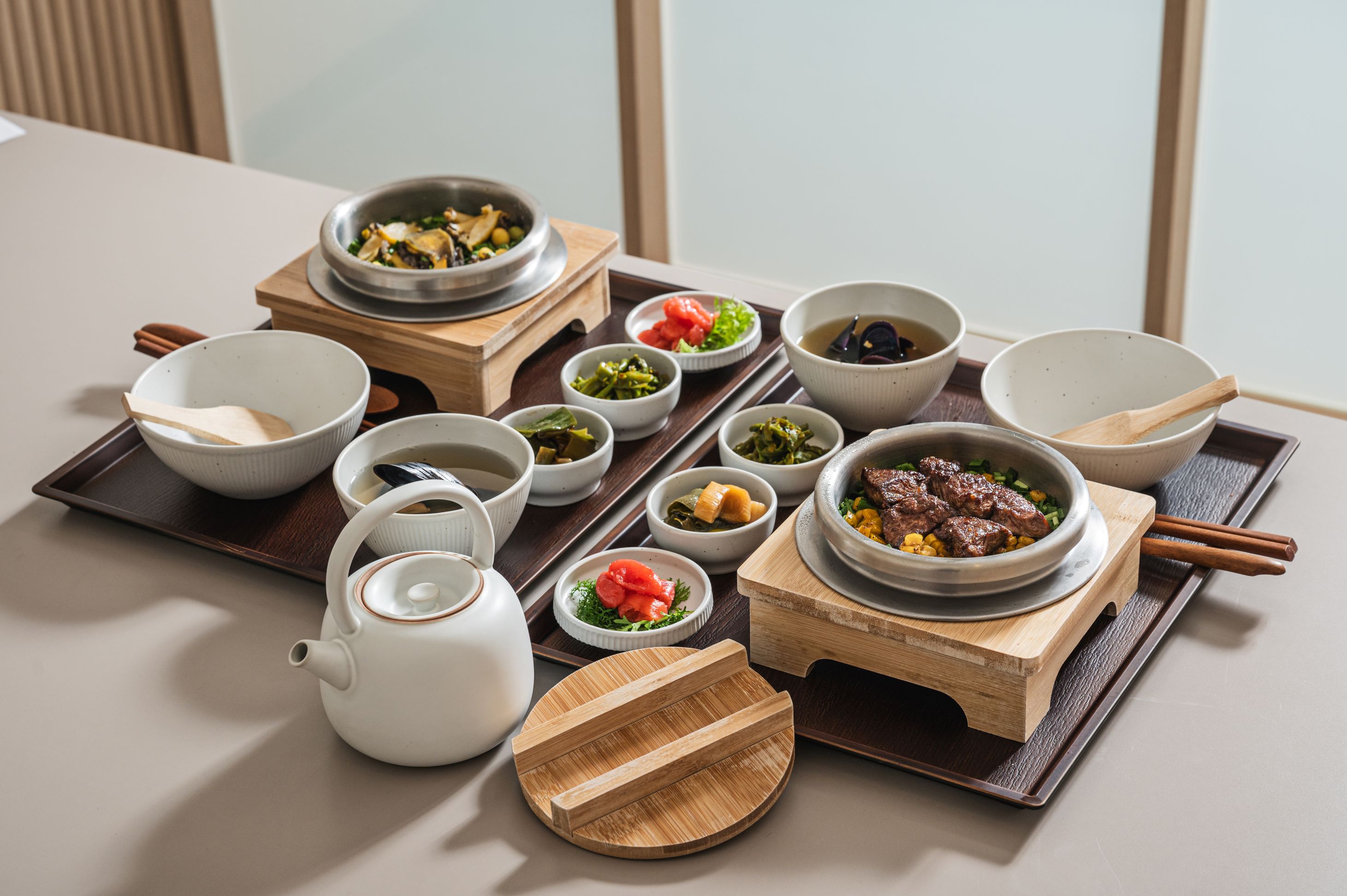 Smoya Centropolis pot-rice set with steam rising