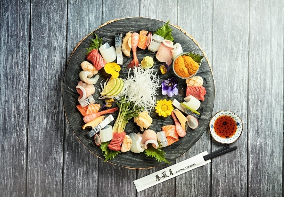 带刺身、天妇罗和冰镇三得利生啤的居酒屋组合