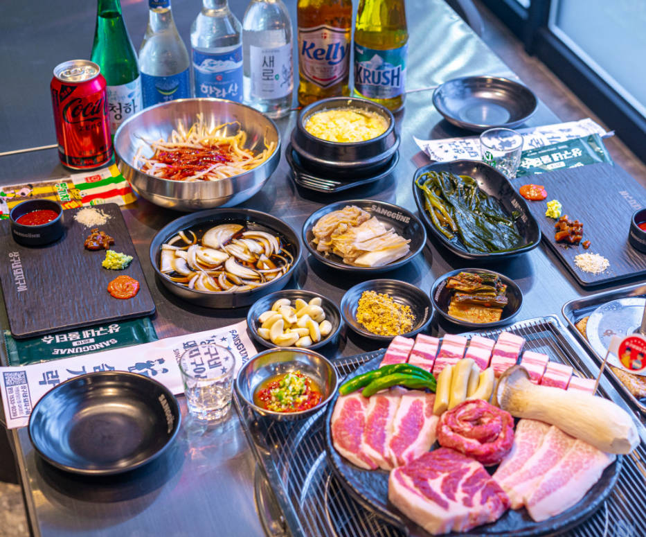 桑涓市集广场分店员工为顾客烤肉