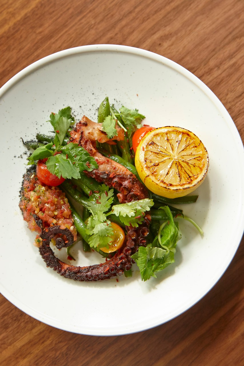 Monthly Kitchen 明亮用餐區，主廚料理與飲品