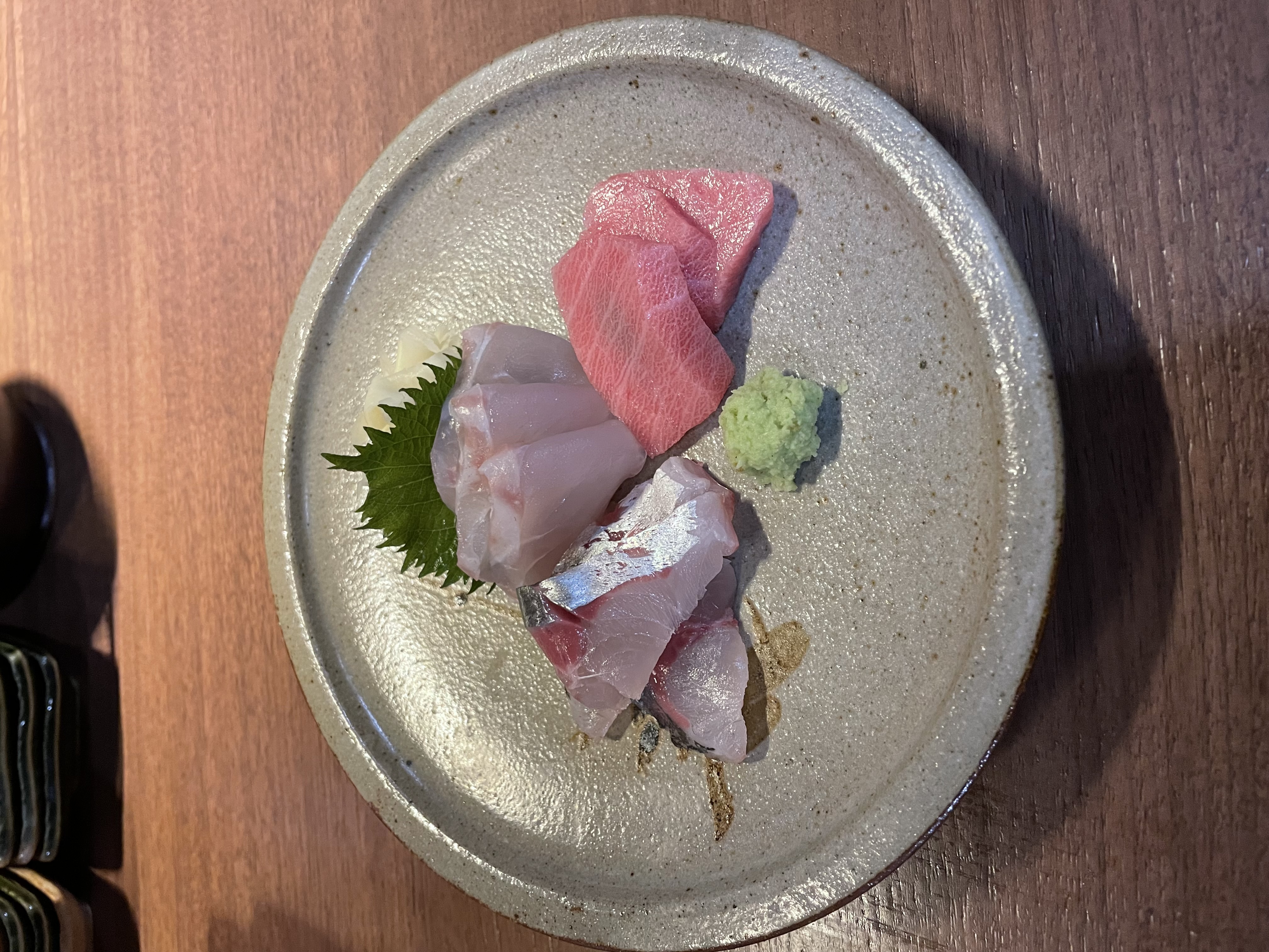 Chivitko 小份菜搭配清酒酒壶，宁静居酒屋环境