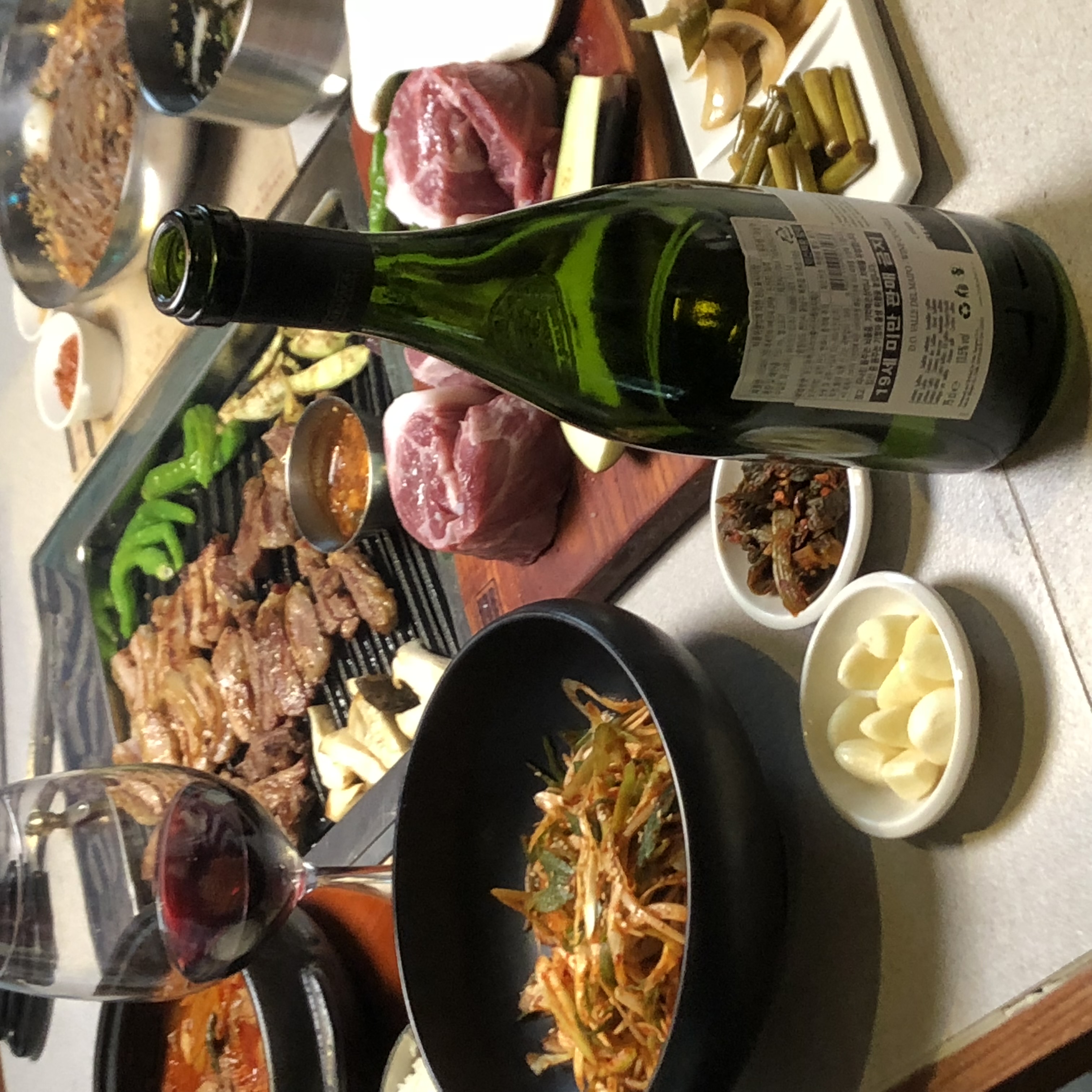 无名食堂铁铸锅搭配碳火烤猪五花与泡菜