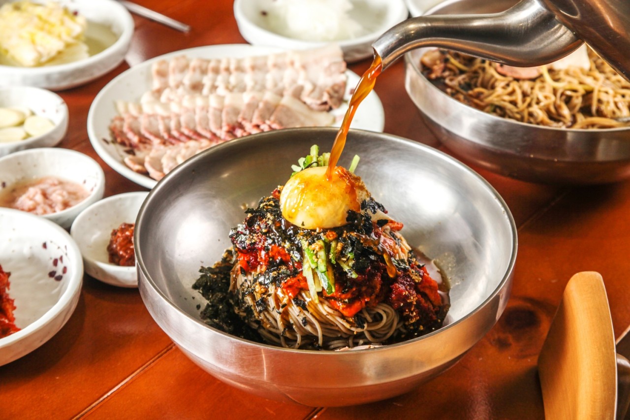 Daedong Myeonok naengmyeon and sliced pork