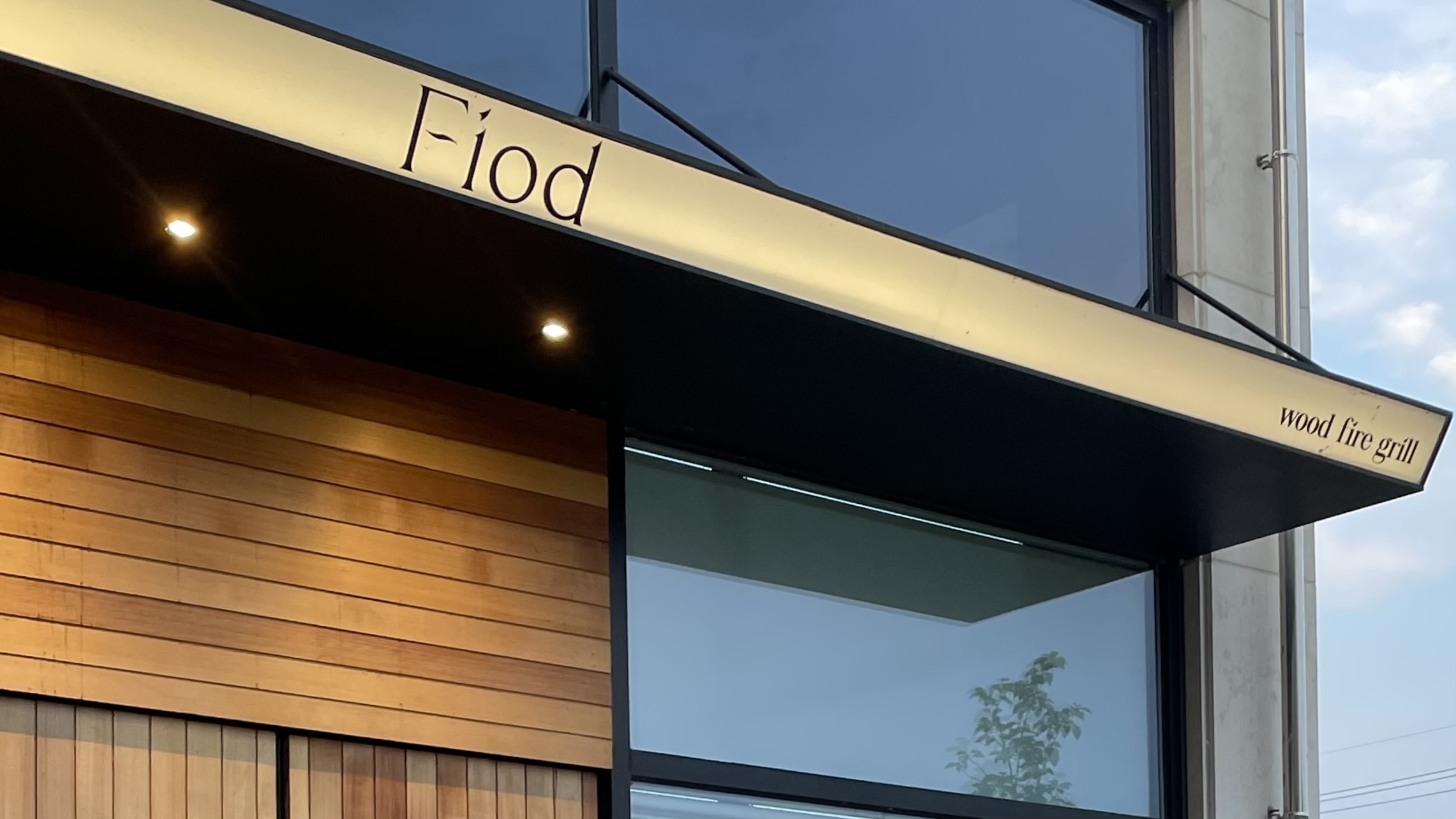 Fiod的橡木熏制牛排和森林景观窗边餐厅