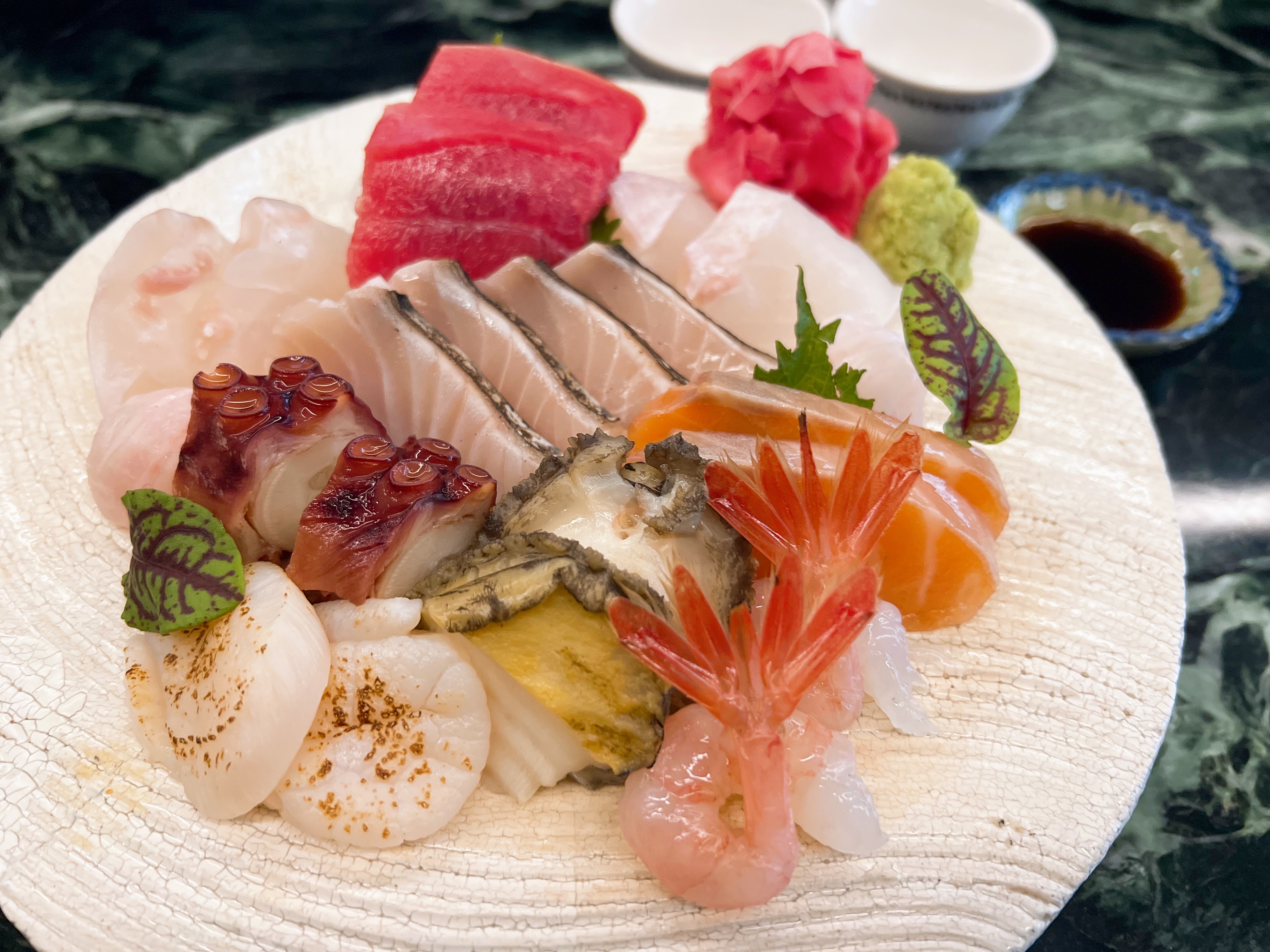 Bikkuriの季節の寿司盛り合わせ、ウニとサバ入り