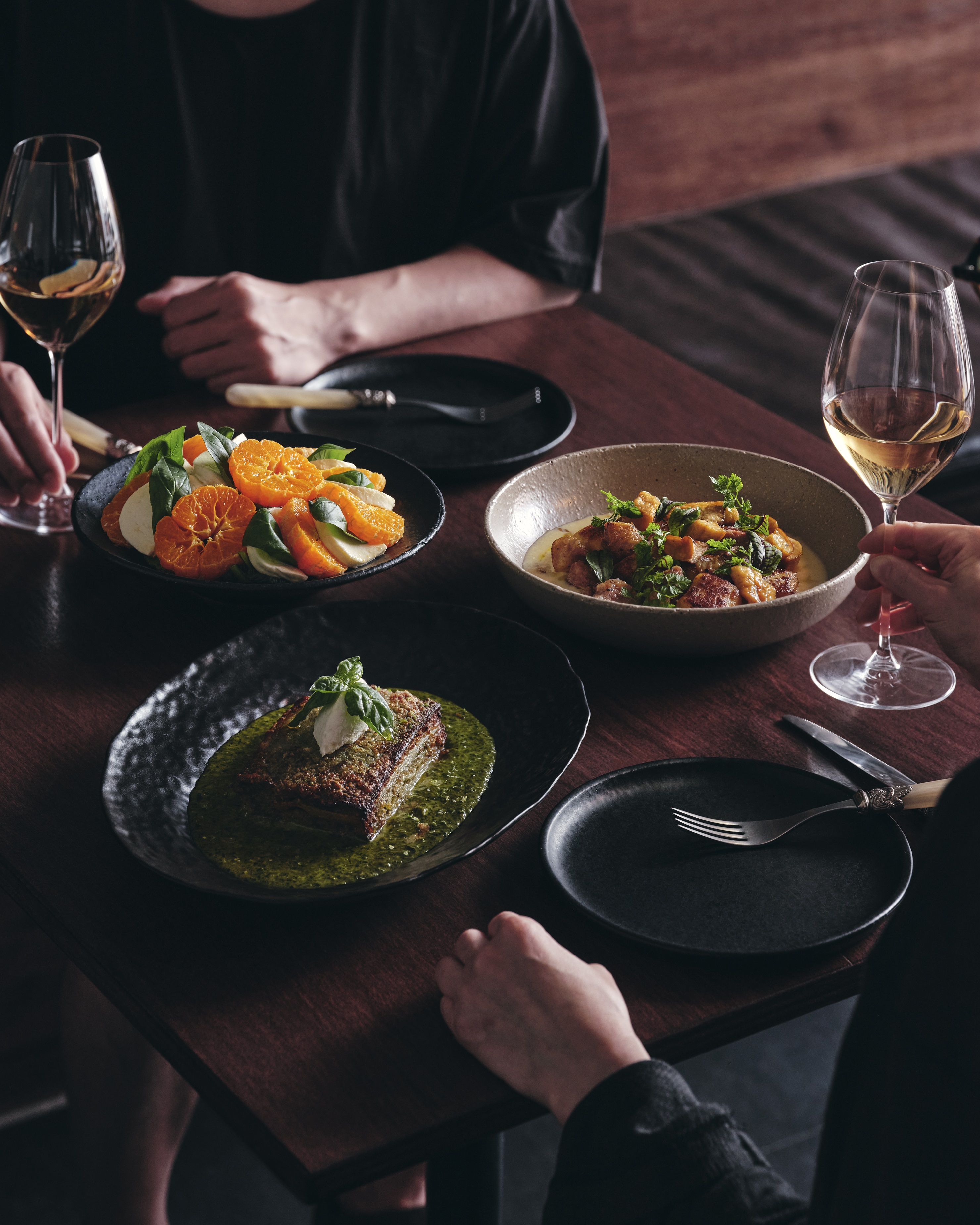 Soranghogenパスタとステーキセット、温かな照明