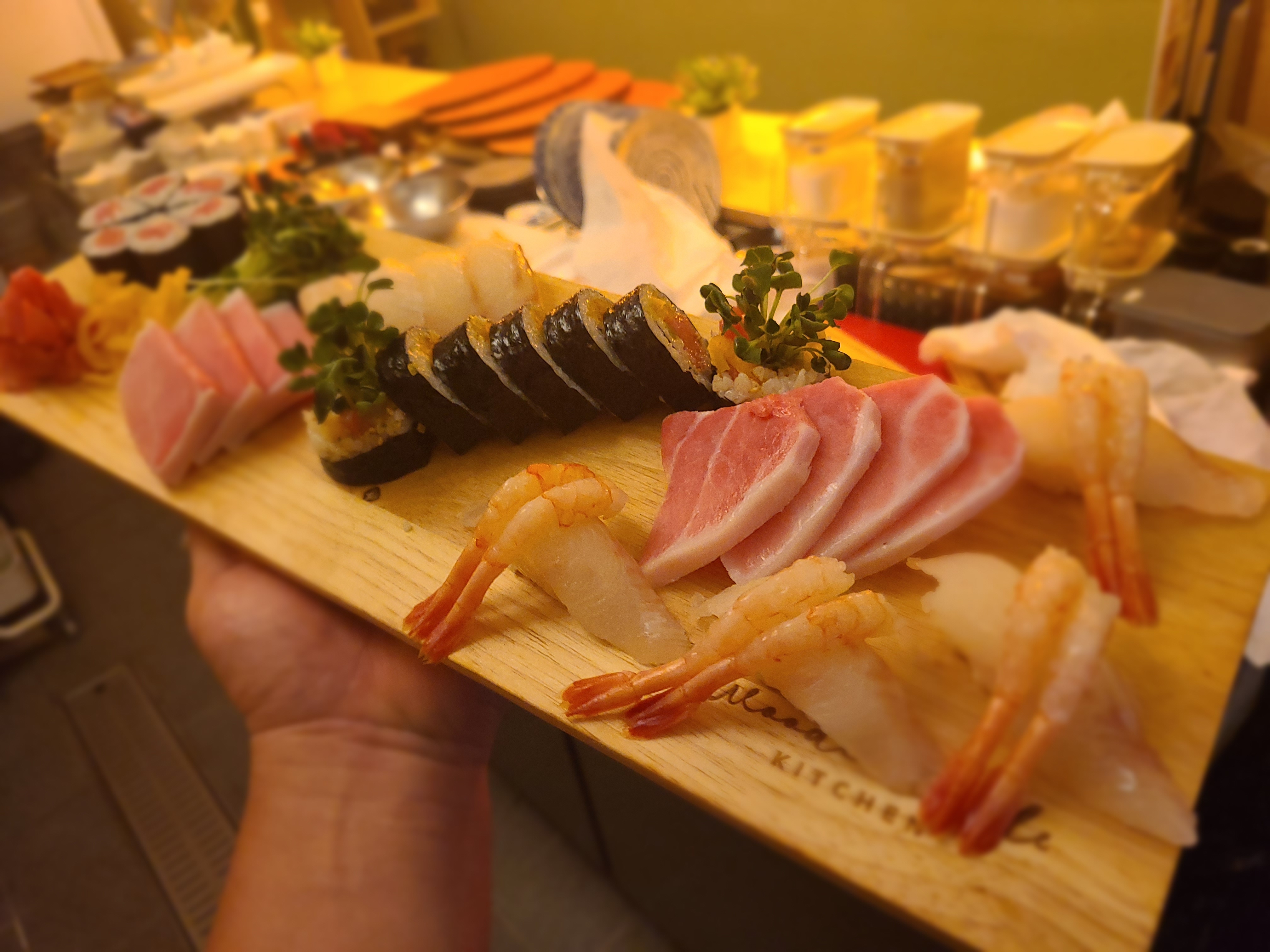 Misikbanjuの漢牛とマグロのコース盛り付け、カウンターの雰囲気