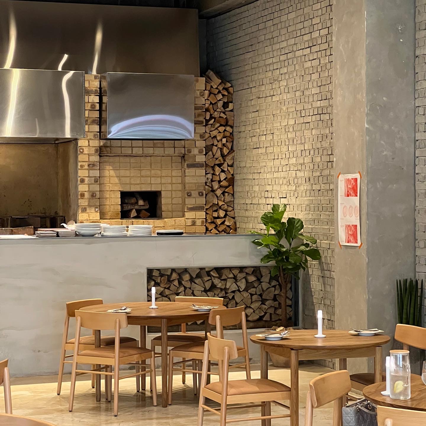 中区Orange Wood的木烧羊排牛排