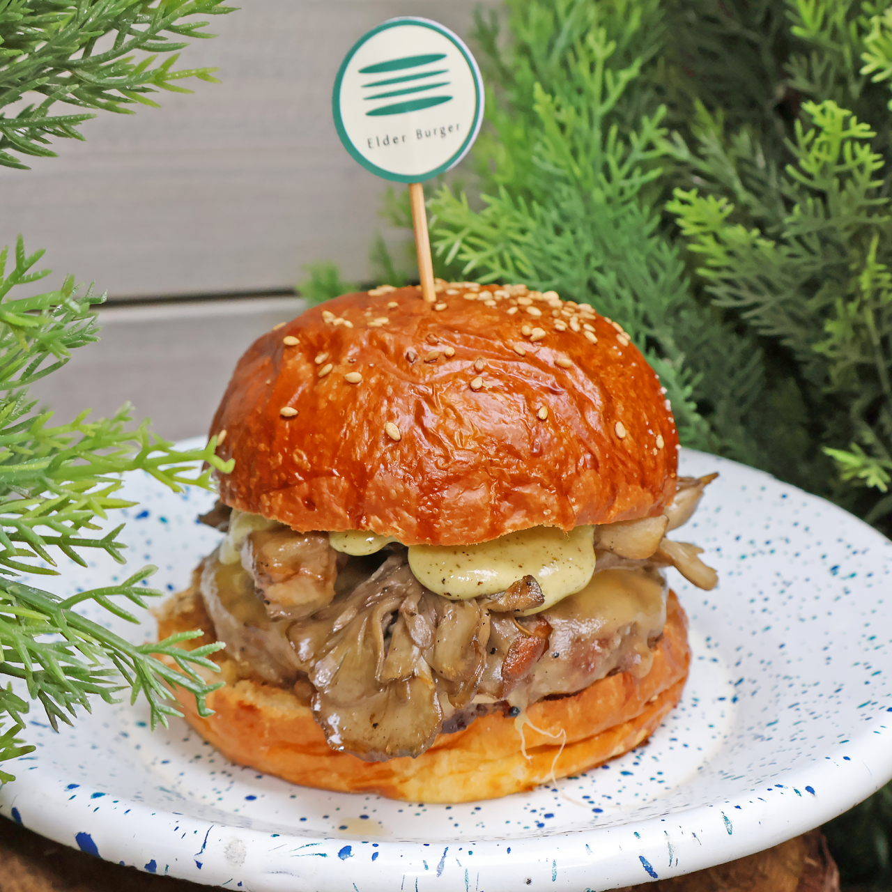 ElderBurger 手工漢堡，搭配自家烘焙漢堡包與洋蔥圈