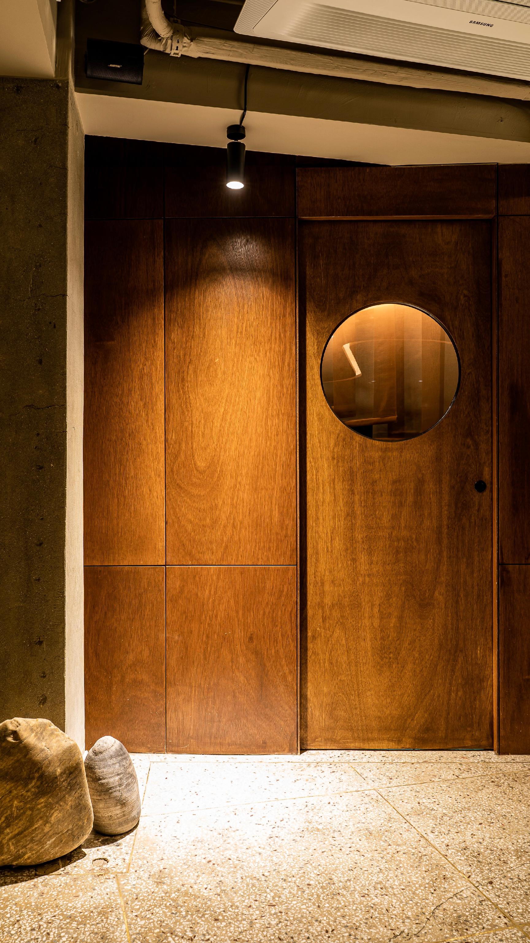 和仏料理が味わえる落ち着いたInduk storeのワインバー