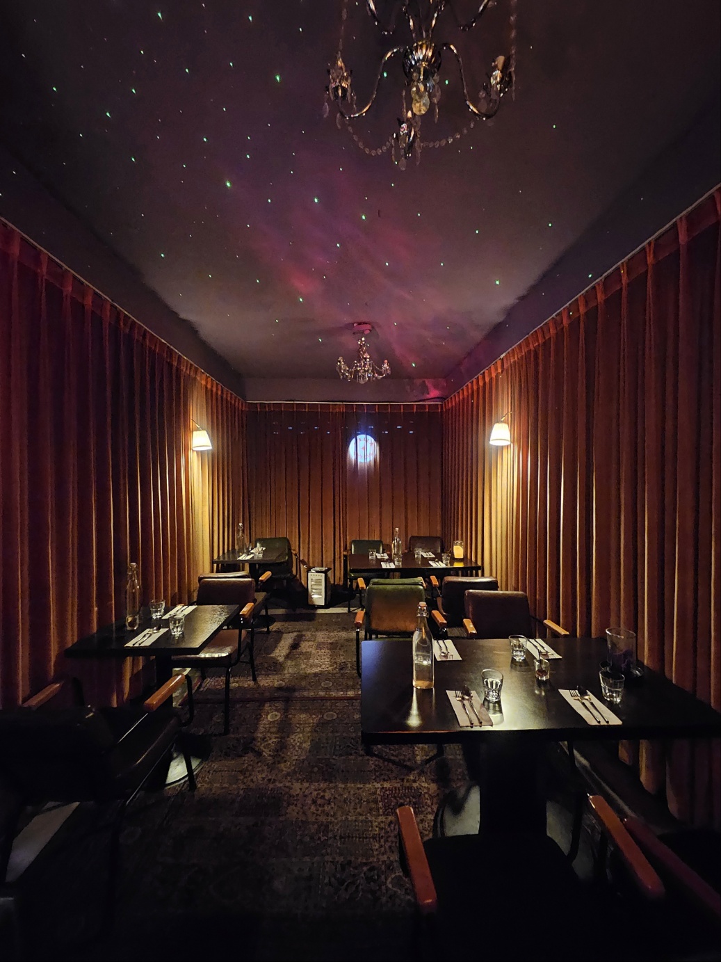 イルイルサ 落ち着いた料理パブ内装