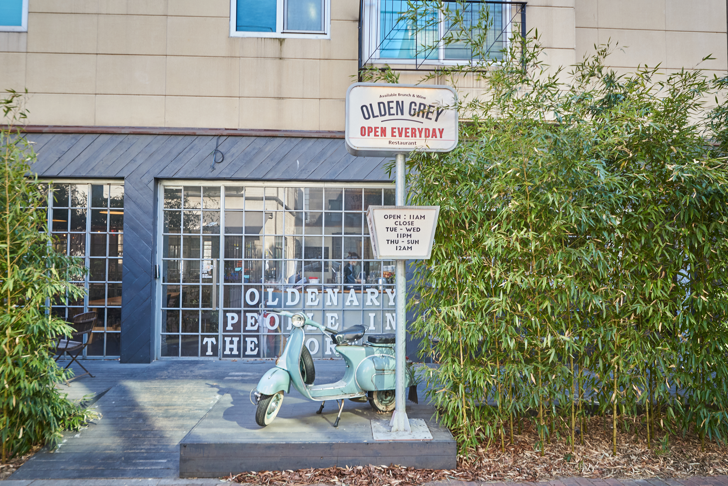 Olden Grey bright brunch room in Baekhyeon-dong