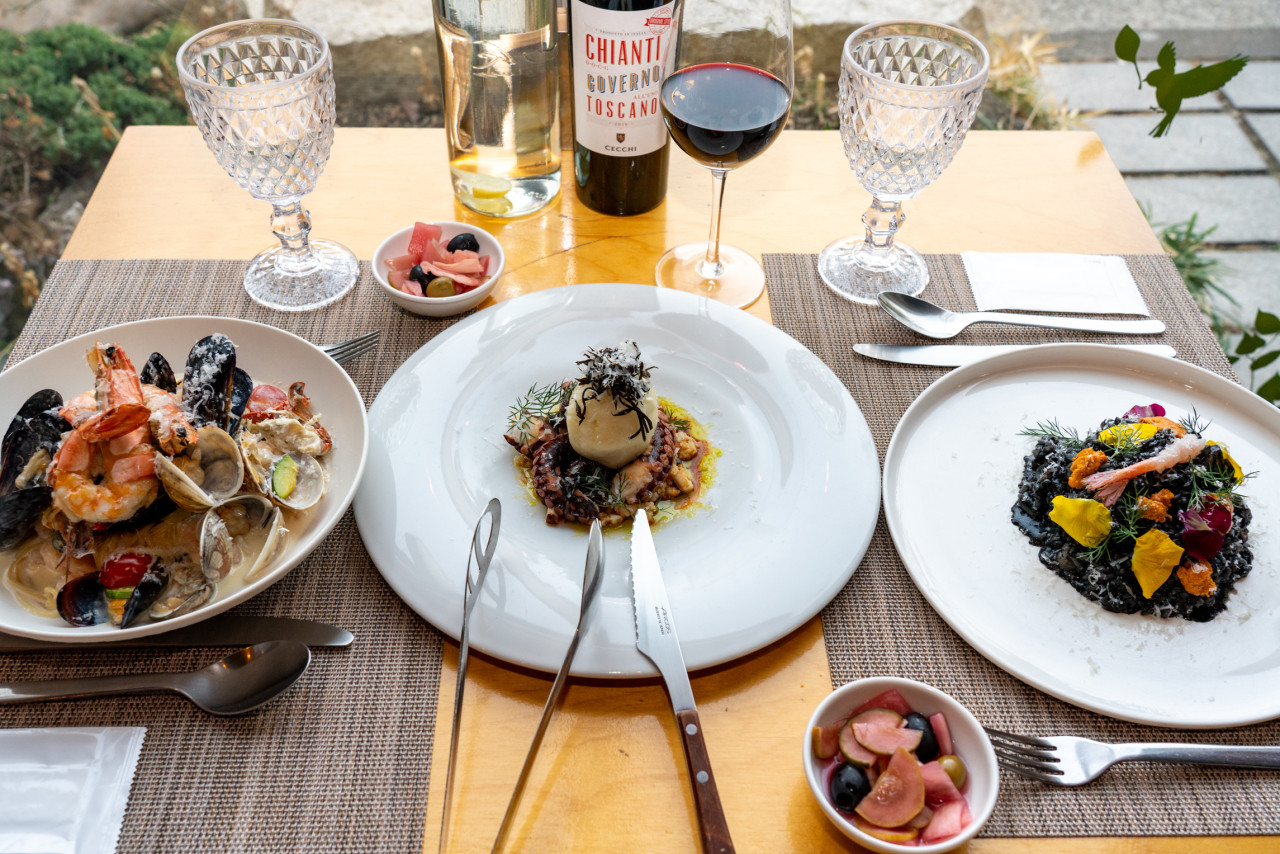 Bistro Chin Chin 鮑魚燉飯與牛排整齊擺盤