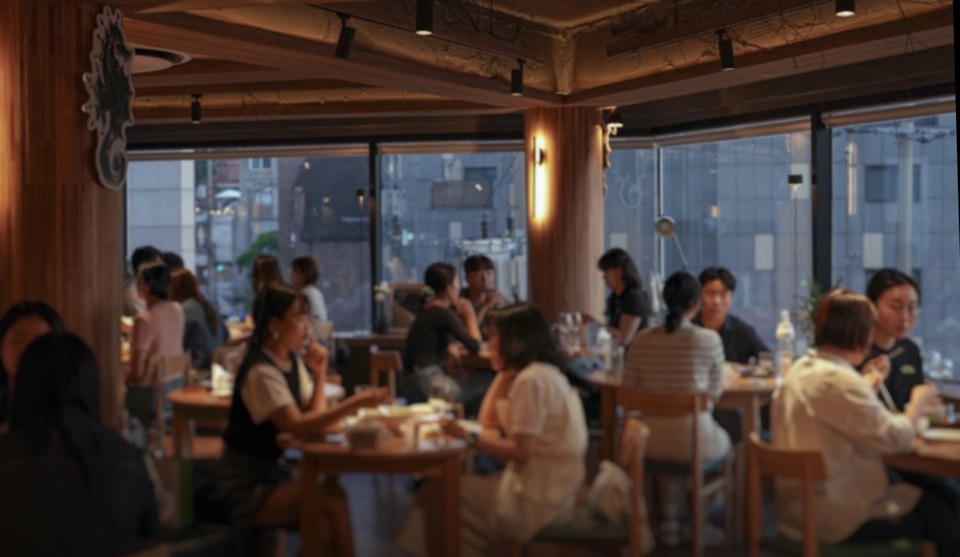 Carnaby Seoul 夕焼けと窓際席、現代韓国料理の盛り付け