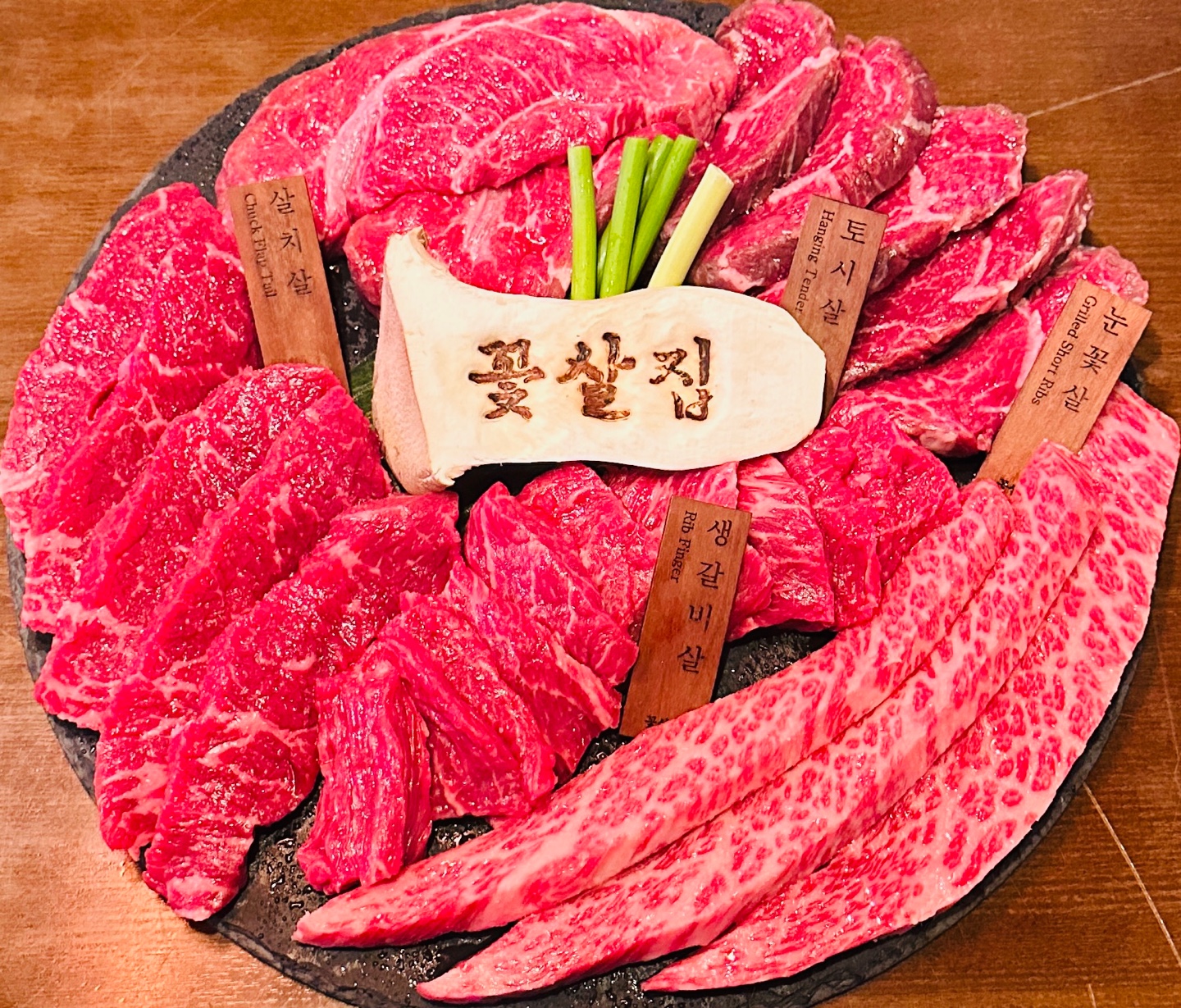 コッサルチプ釜山、プレミアム韓牛とユッケの盛り合わせ（西面）