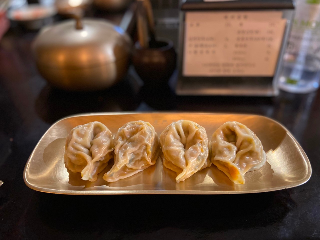 OKDONGSIK 水晶清澈的伯克夏K豬骨湯裝於陶瓷碗中