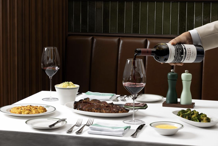 Smith and Wollensky Hannam dining room with skyline view