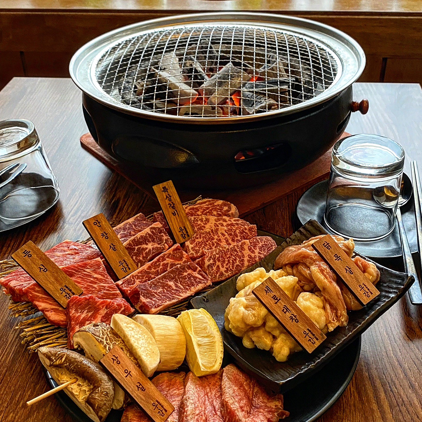 Woogam燒肉套餐搭配鯡魚子飯、味噌湯及蕎麥麵