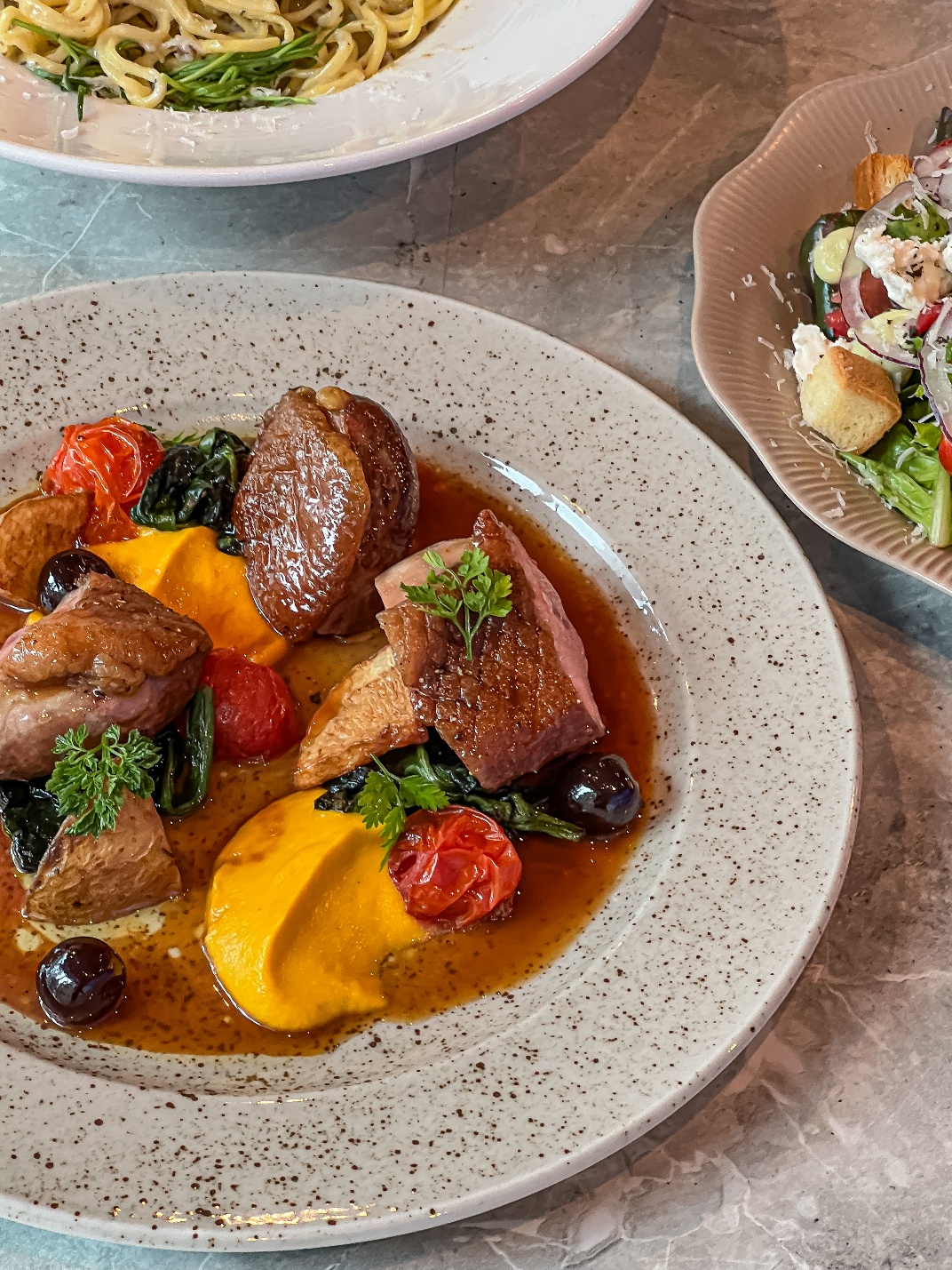 WAVIN酒吧與有義大利風味的菜餚和牛排