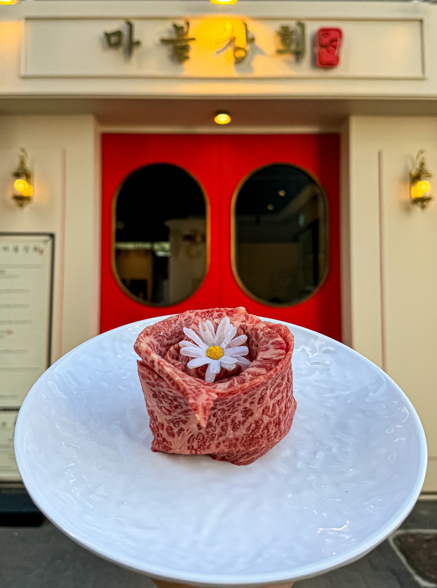 Marble Sanghwae 烤安昌鹽牛肉與店員協助烤肉