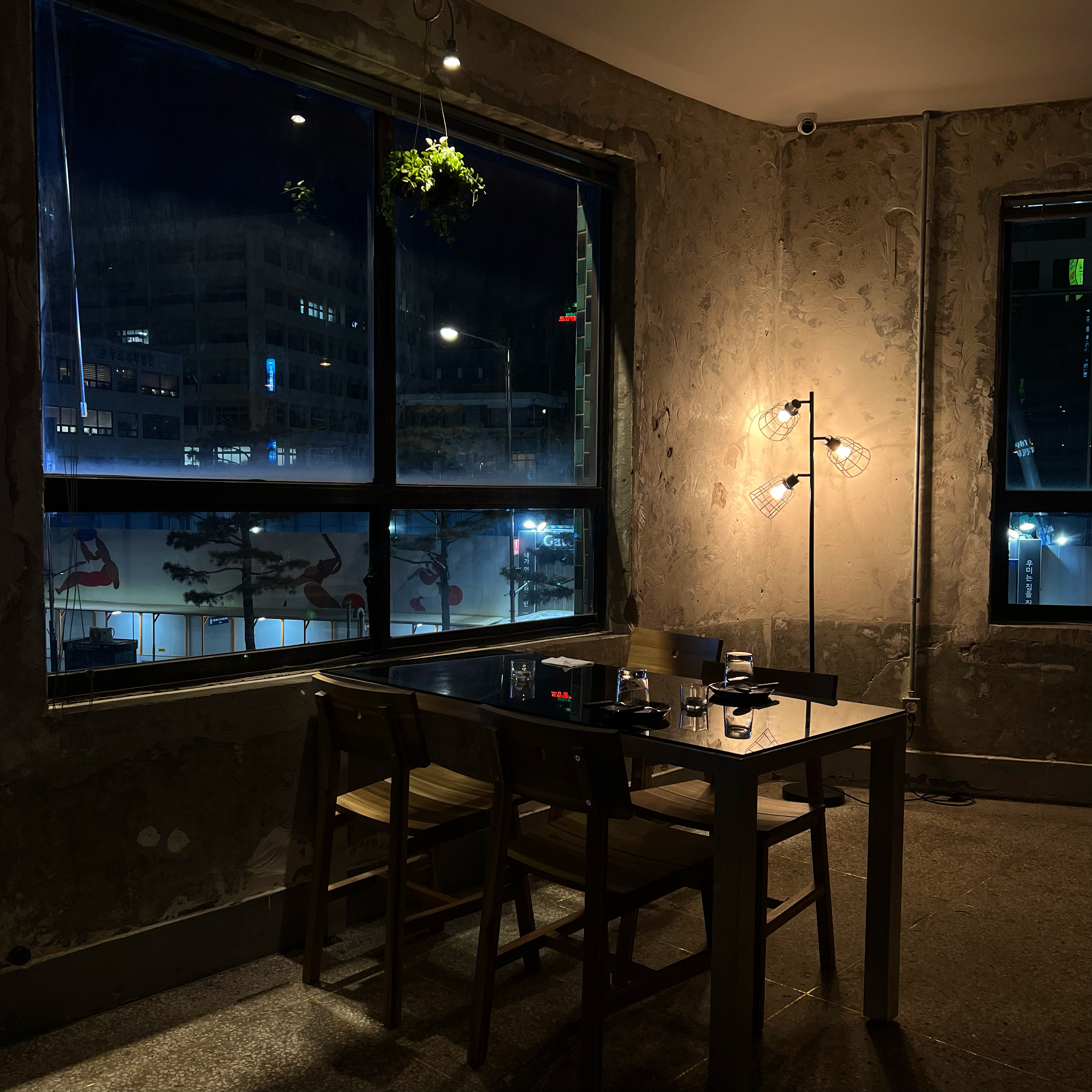 Chin and Nose アンビエント照明のダイニングバーとカクテル