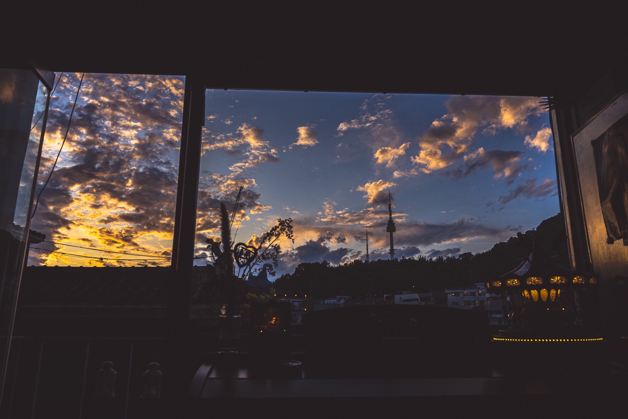 FOTO ITAEWONスタジオバー店内と南山の窓景