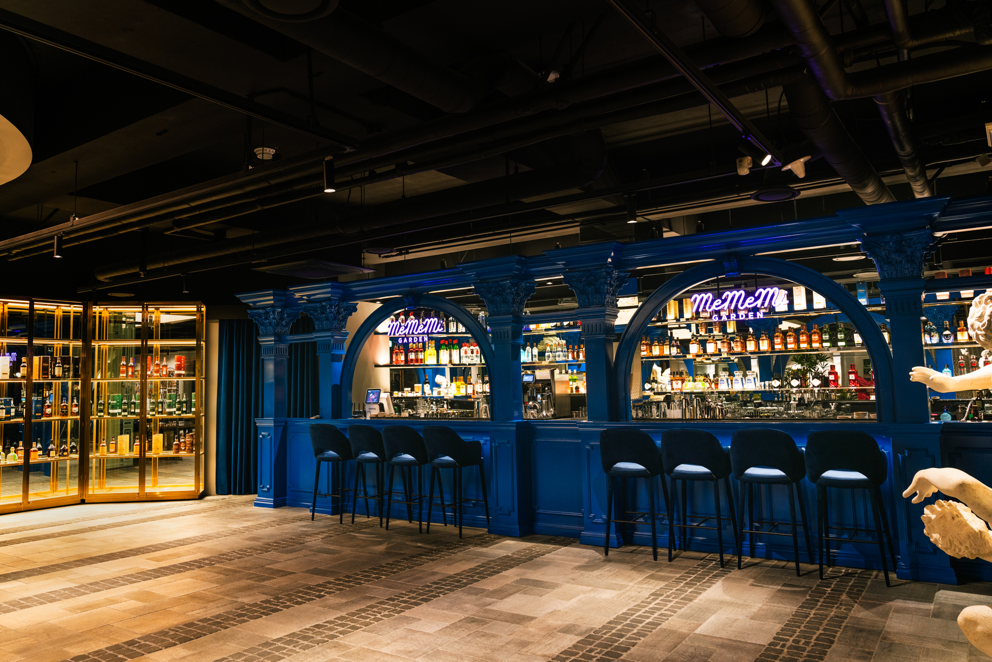 MeMeMi Garden chandelier bar and Italian plates