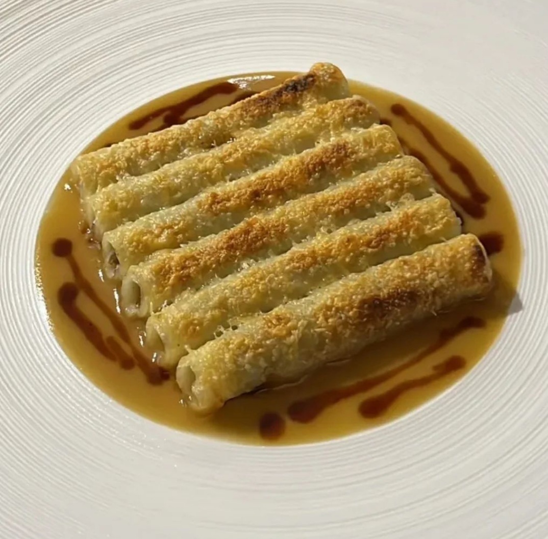 Trente French wine bar table with bottle service