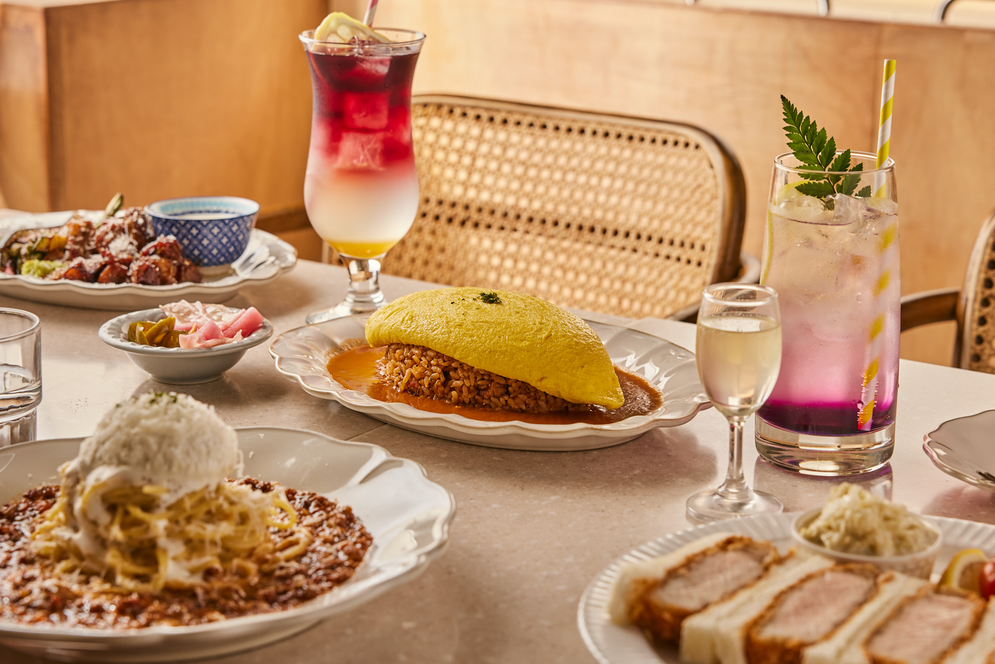 Euljidarak 溫馨閣樓風內裝搭配義大利麵與水果飲品