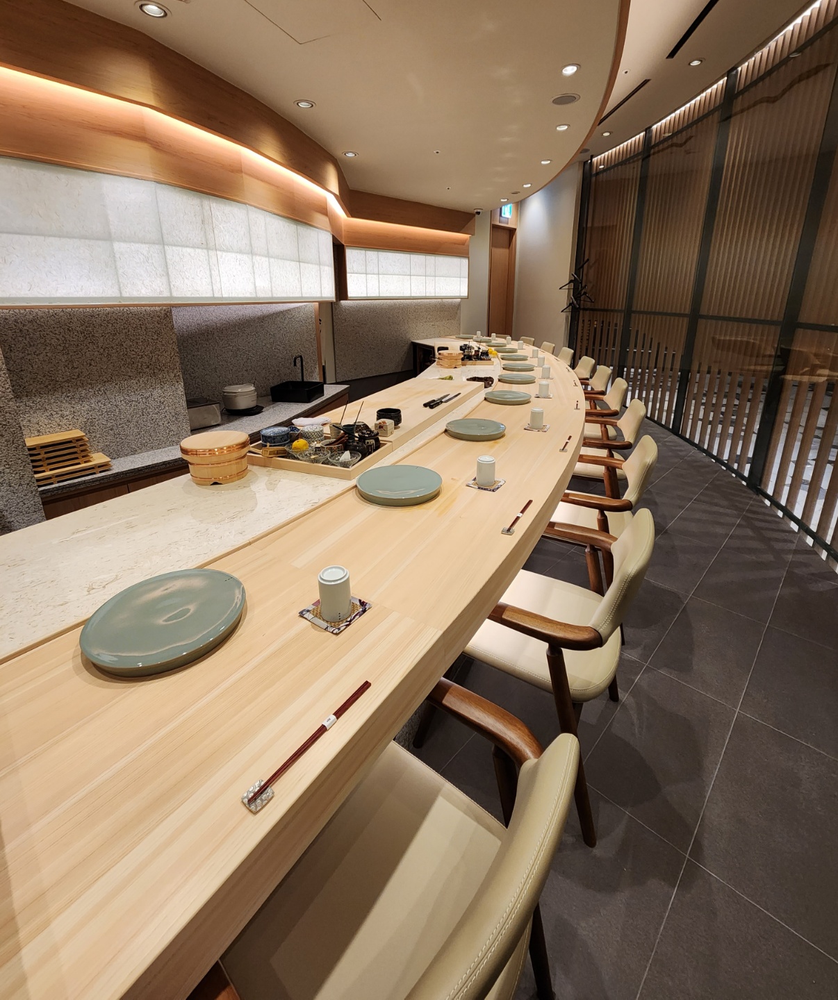 寿司Isei乐天蚕室店，桧木吧台上的奥马卡塞握寿司