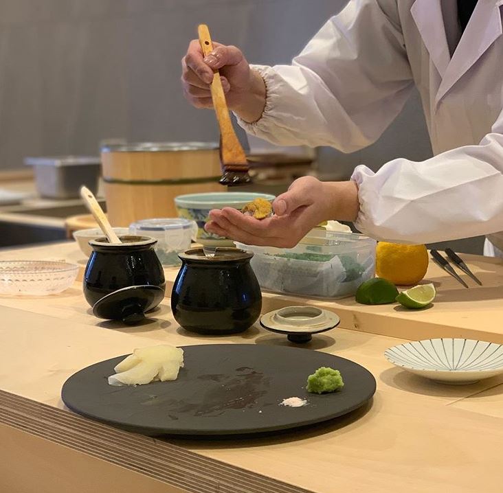 Sushi Kou套餐寿司摆放于桧木柜台