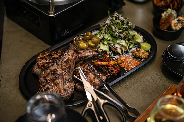 Mirage Pub highballs, wine sampler and hot dishes