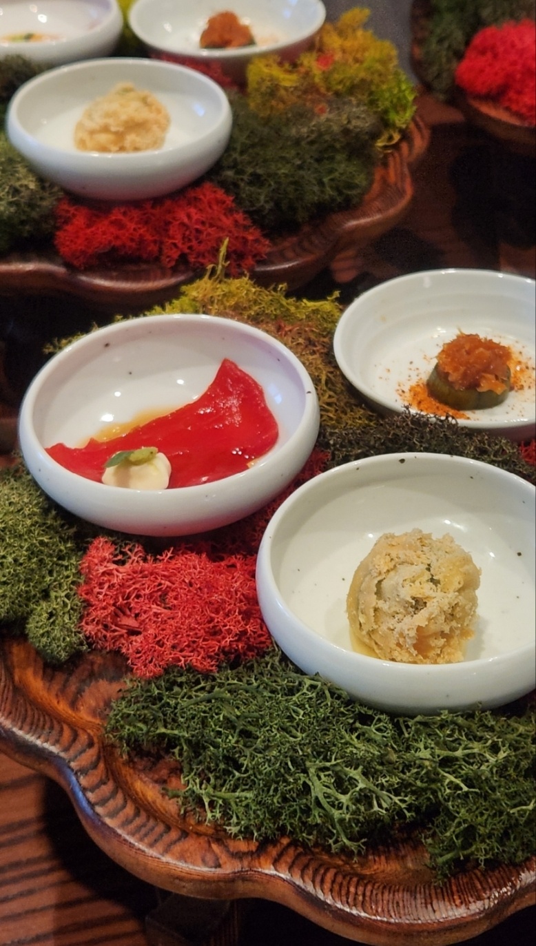 Hansang The Table 季節の韓国料理コースの盛り付け
