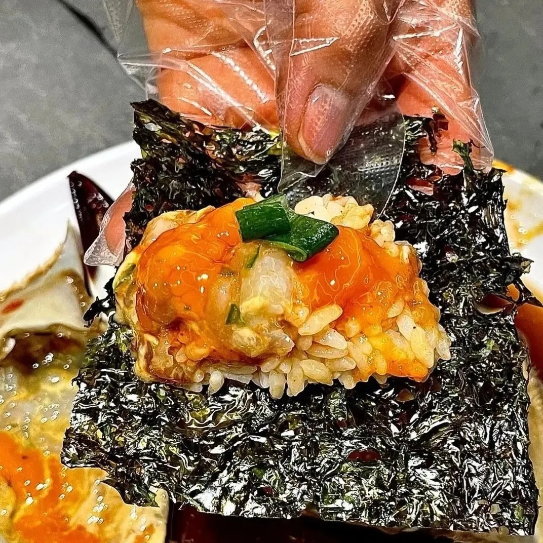 新沙꽃게당酱油腌制蟹配蟹膏与米饭