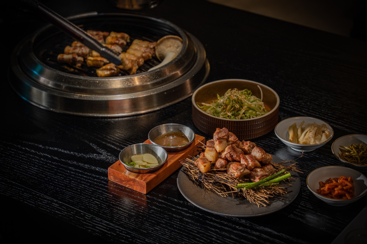 Poongro Jungmun cast-iron grill with cross-aged Jeju black pork