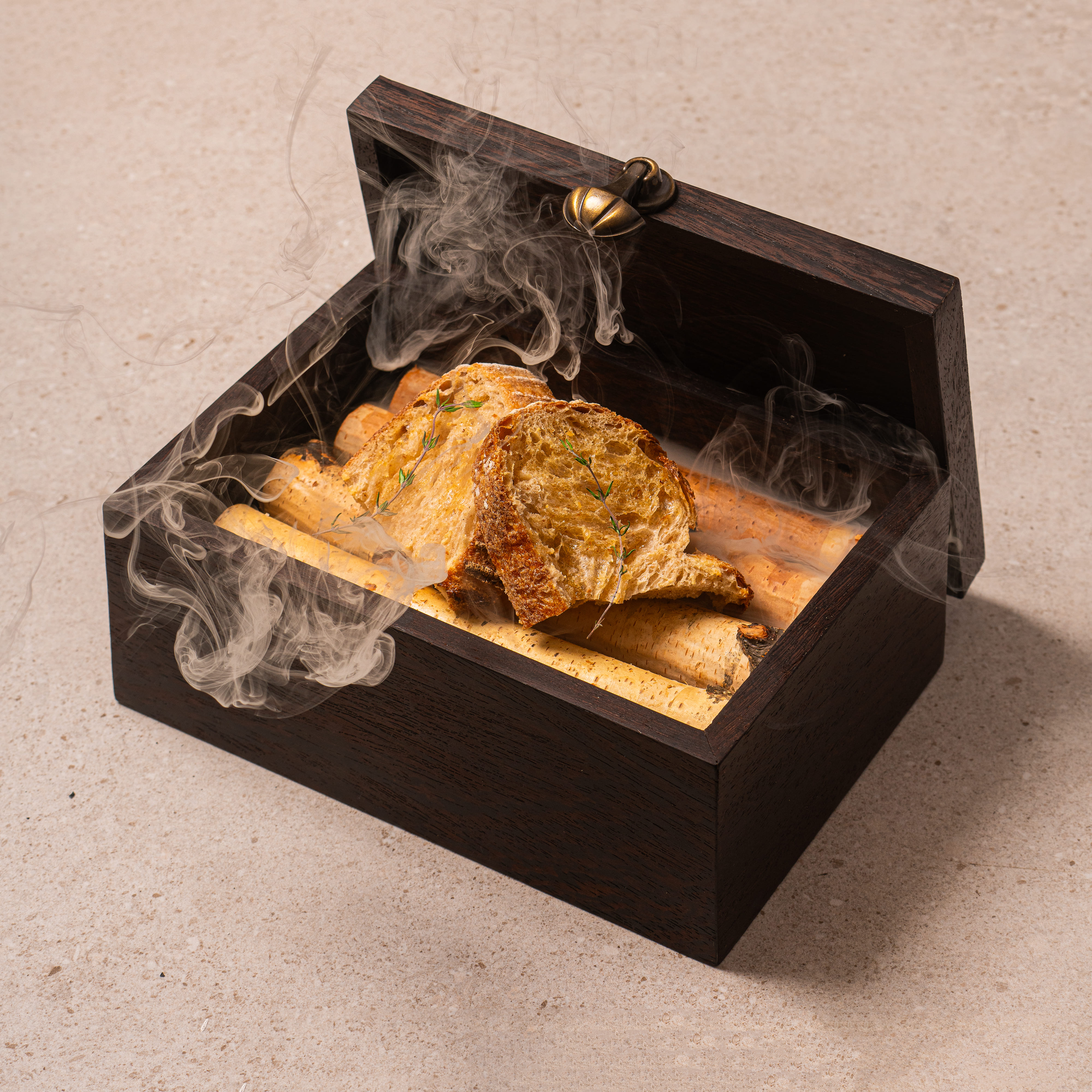 マデラ延南の暖かな灯りの下、炭火香る季節のパスタとタコ料理