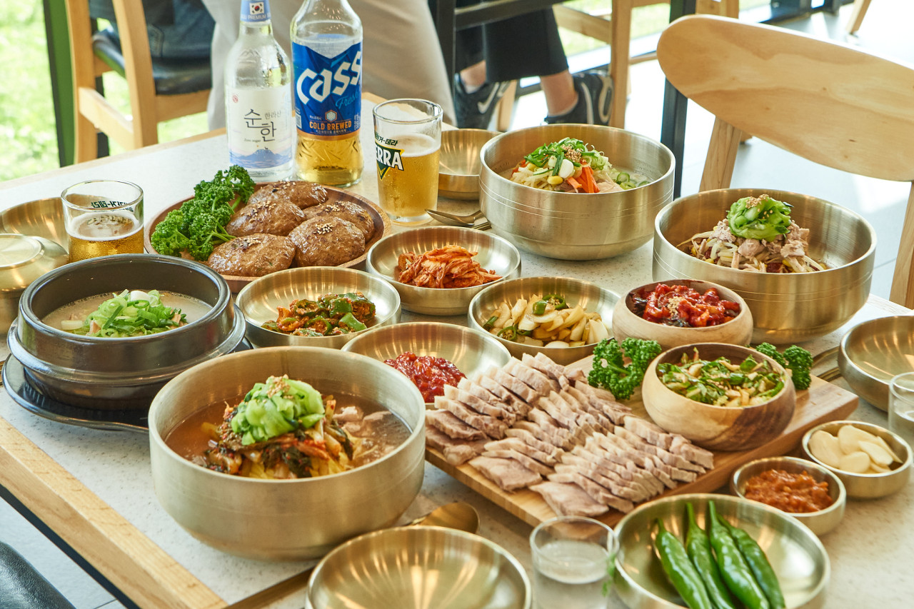 한담국수 곽지애월점 海が見える肉麺スープと焼きカルビ