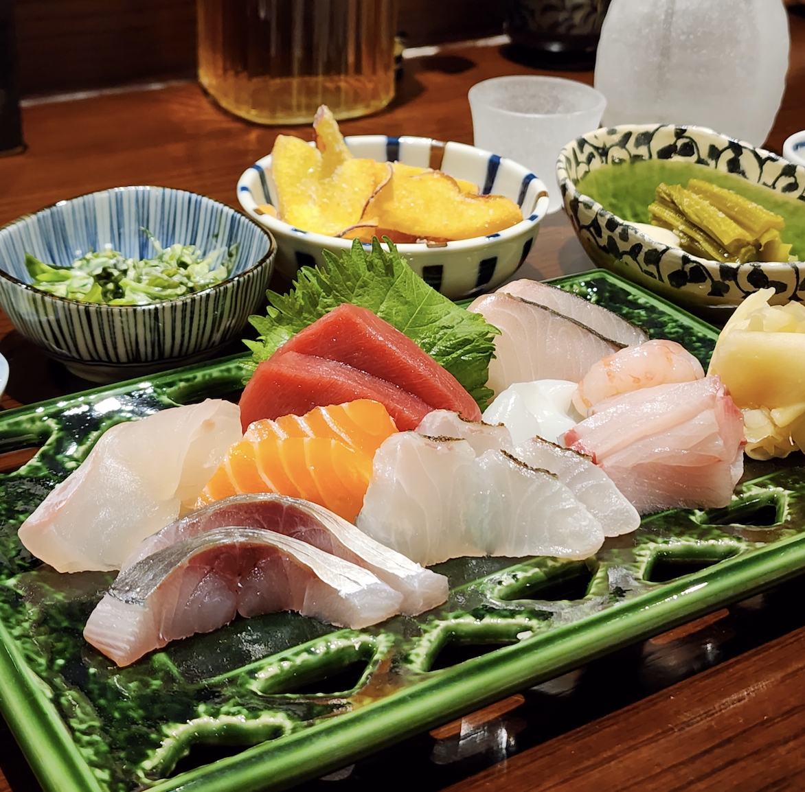 하스노하居酒屋的季节小菜与清酒摆于木制吧台