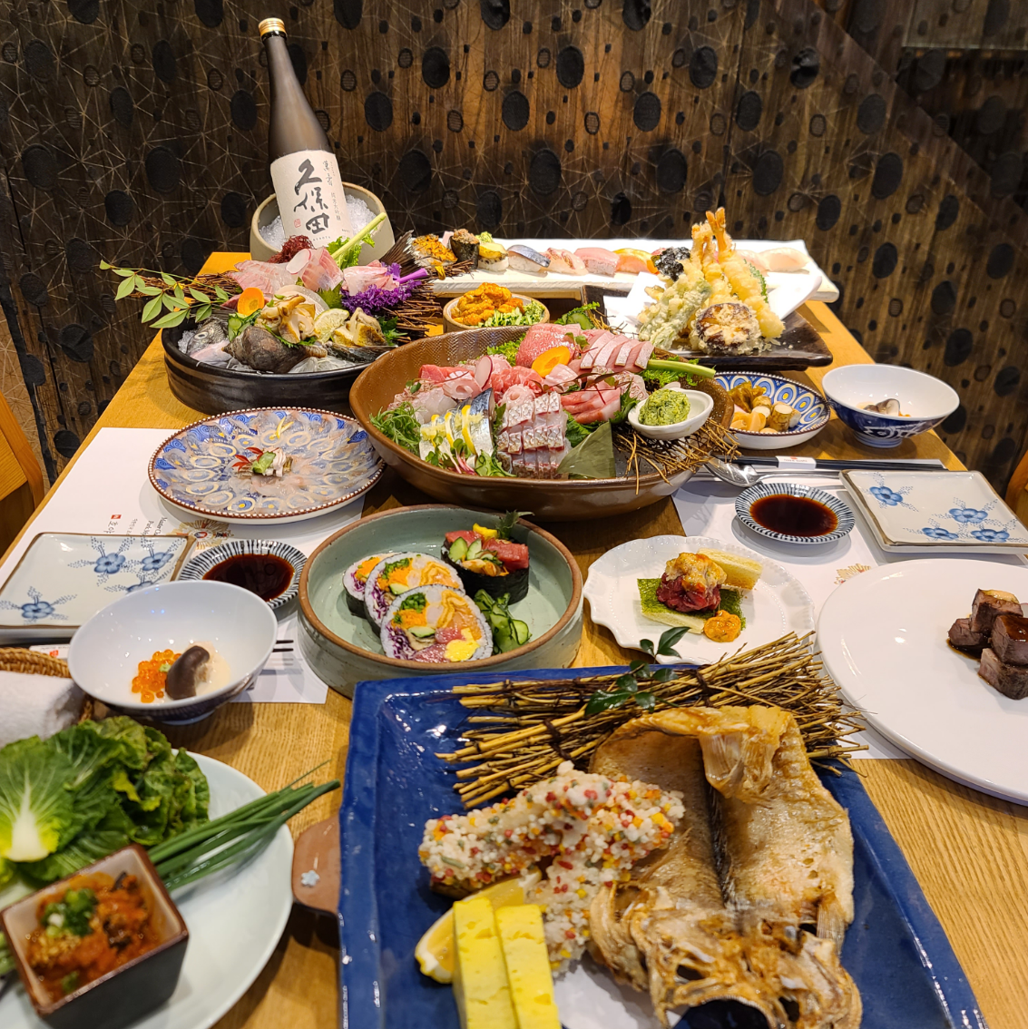 Park Myung ho Sushi platter with seasonal neta and warm shari