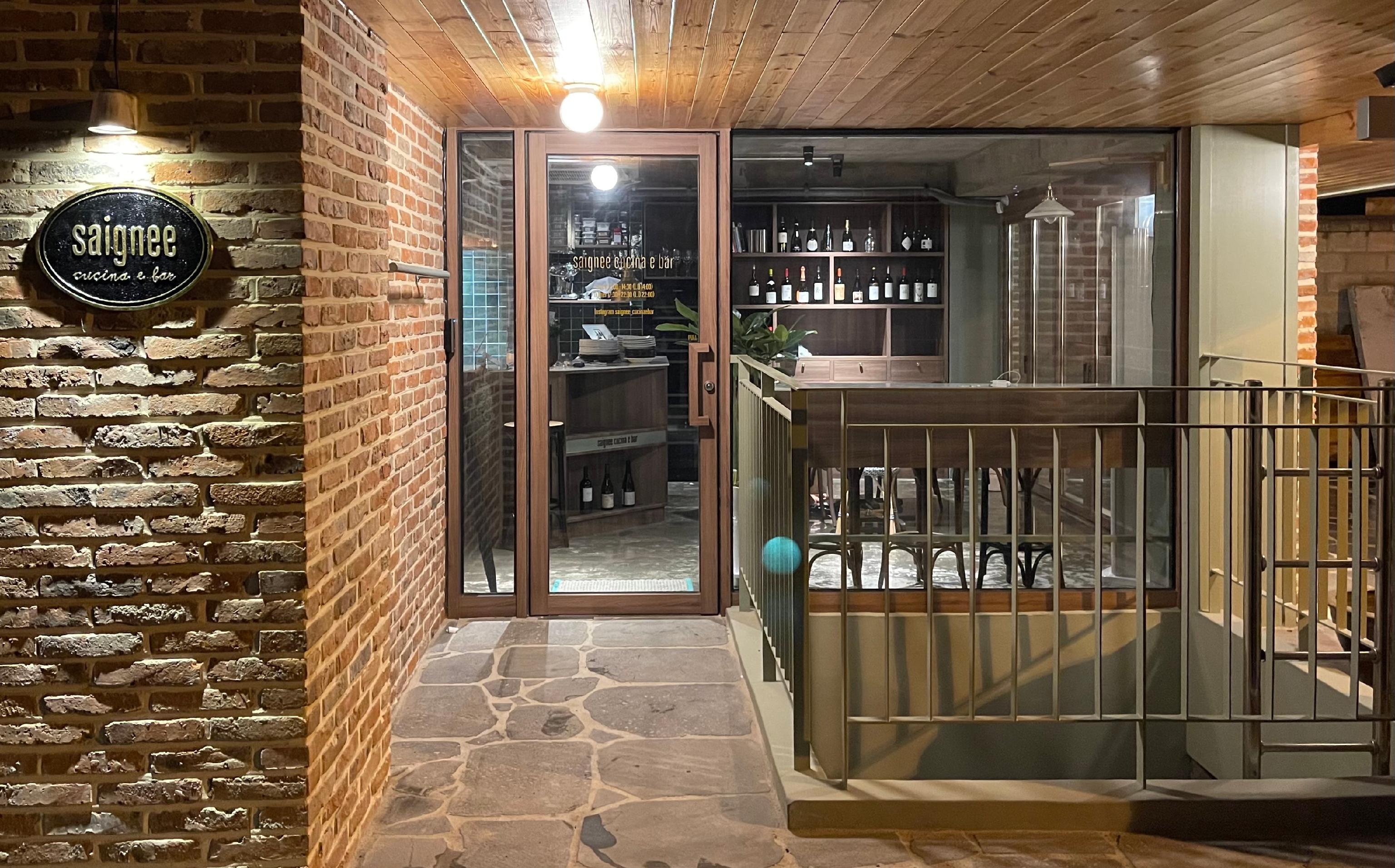 Saignee cozy Italian plates and terrace near Hyochang Park