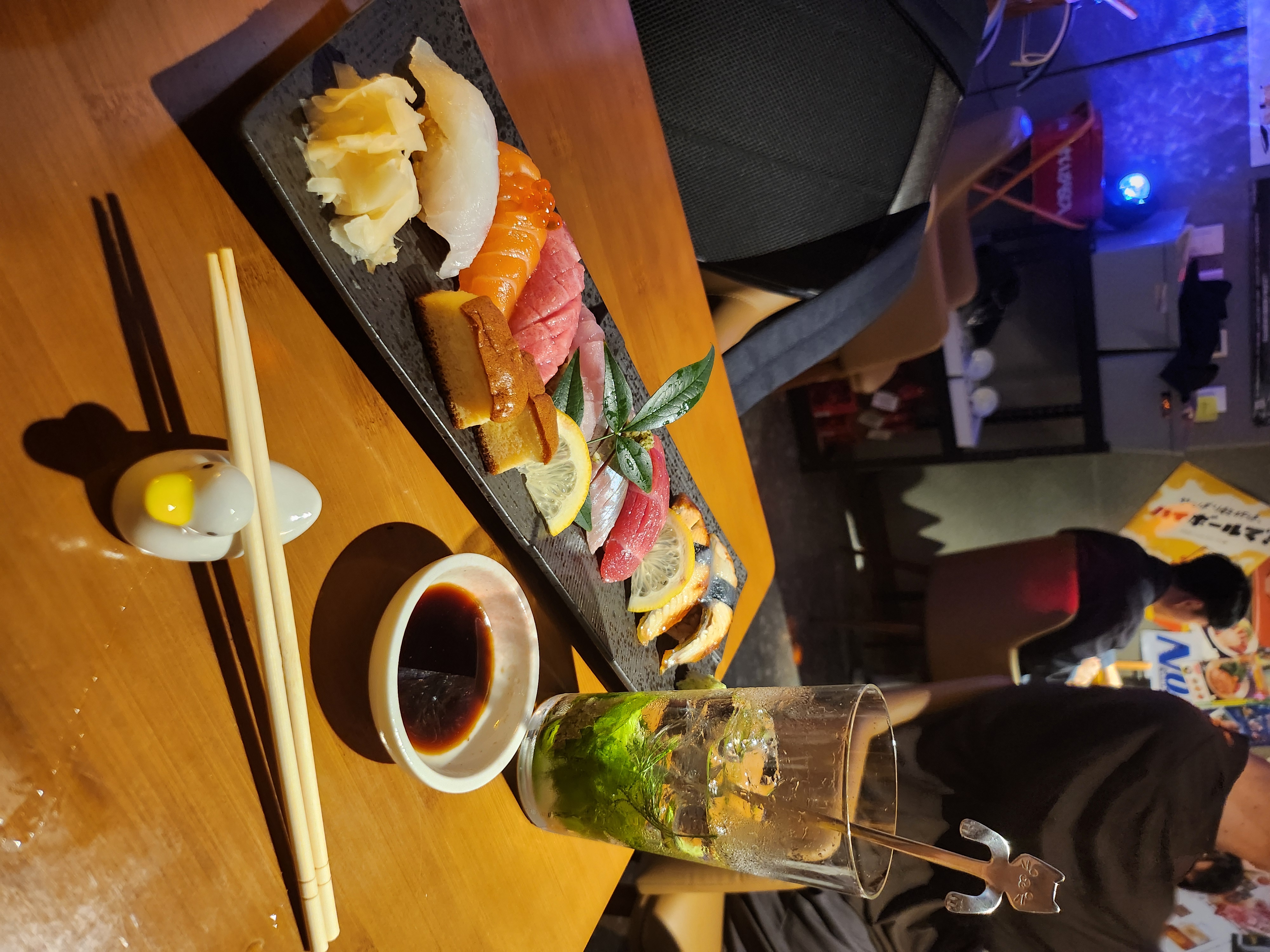 Snackbar Nonde counter with sushi and sake lineup