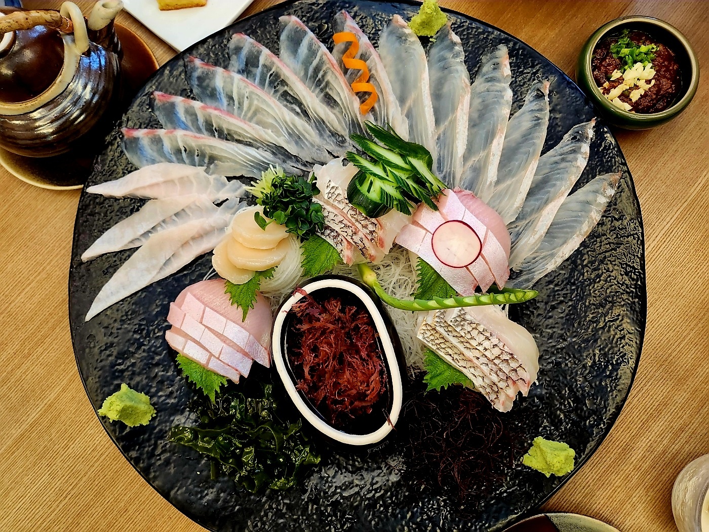 松島銀座の漆器にのった家族向け刺身と寿司セット