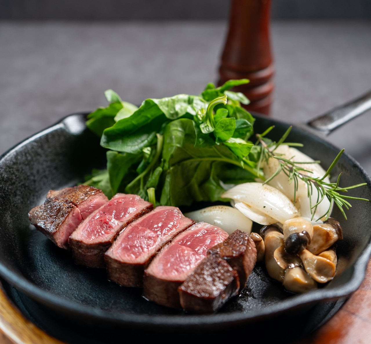 金牛座牛排館熟成牛排中熟切片與配菜