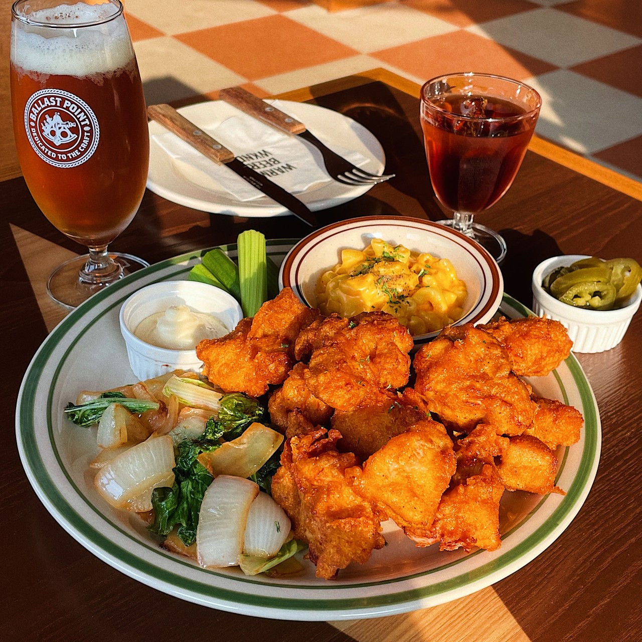 Warm Beer WKNDのネオンライトが照らすバーとレコード