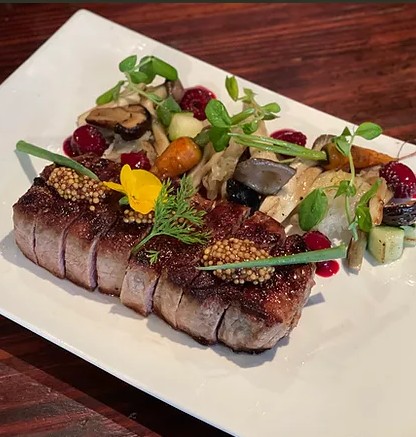 梁才川渓流の眺めとジャズ演奏のCrosbyワインバー